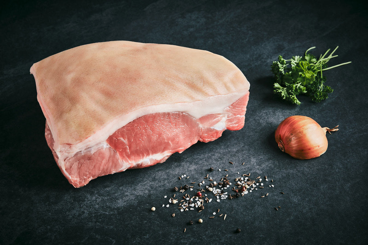 Auf dem Bild ist Land.Luft Schweinehüfte in Bio-Qualität zu sehen – zart, saftig und aromatisch