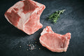 Auf dem Bild ist Land.Luft Schweinekotelett in Bio-Qualität zu sehen – saftig und aromatisch, ideal zum Grillen, Braten oder Schmoren. Jetzt bequem online kaufen und bestellen.