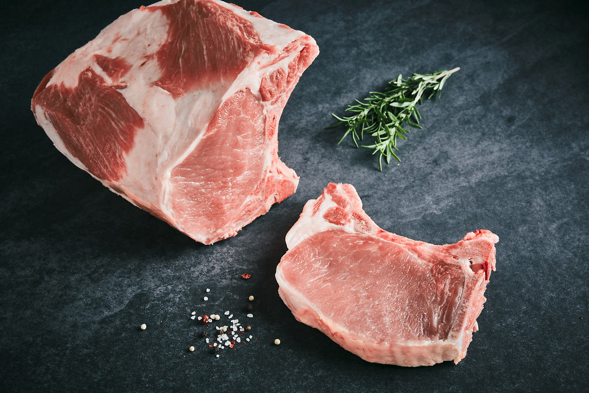 Auf dem Bild ist Land.Luft Schweinekotelett in Bio-Qualität zu sehen – saftig und aromatisch, ideal zum Grillen, Braten oder Schmoren. Jetzt bequem online kaufen und bestellen.