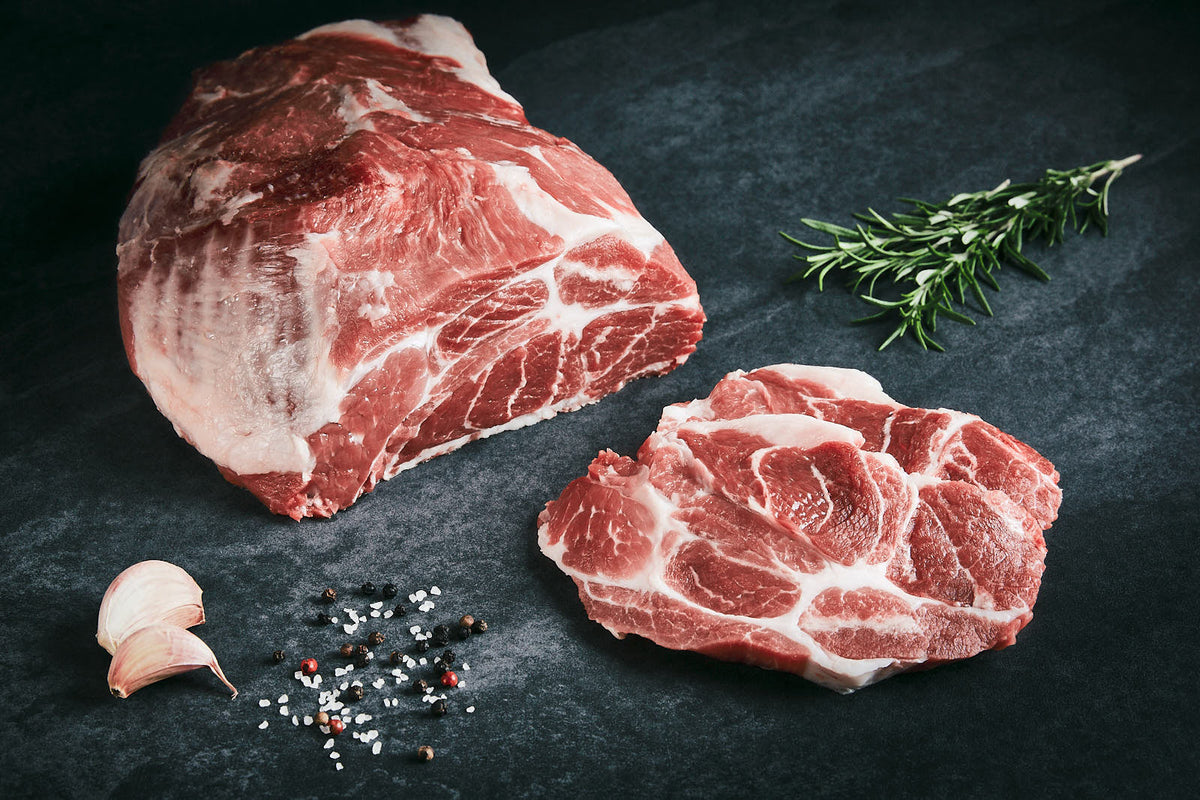 Auf dem Bild ist Land.Luft Schweinenacken in Bioqualität zu sehen. Saftig, aromatisch und ideal zum Grillen, Braten oder Schmoren. Jetzt bequem online kaufen und bestellen.