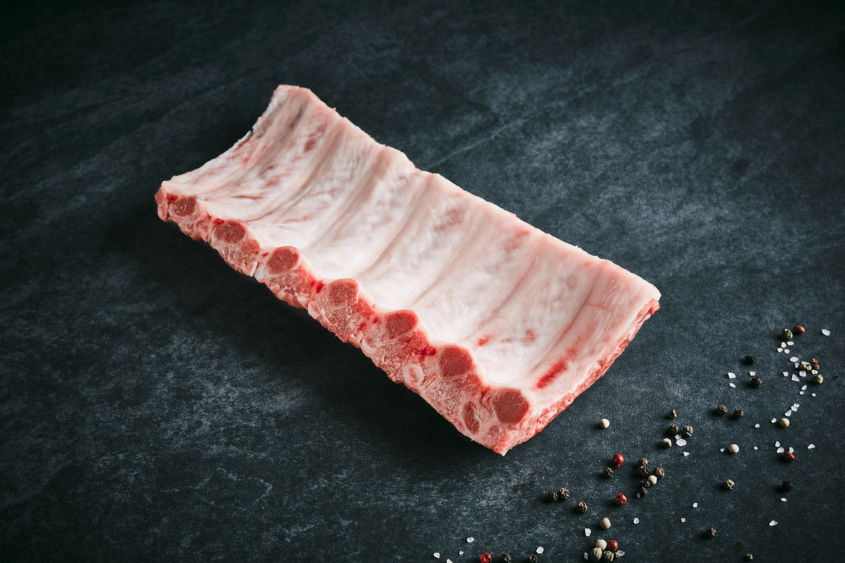 Das Bild zeigt Land.Luft Bio Schweinerippchen. Die hochwertigen Rippchen eignen sich perfekt zum Grillen, Schmoren oder Braten und sind ein Genuss für Feinschmecker. Jetzt online kaufen und direkt nach Hause liefern lassen.