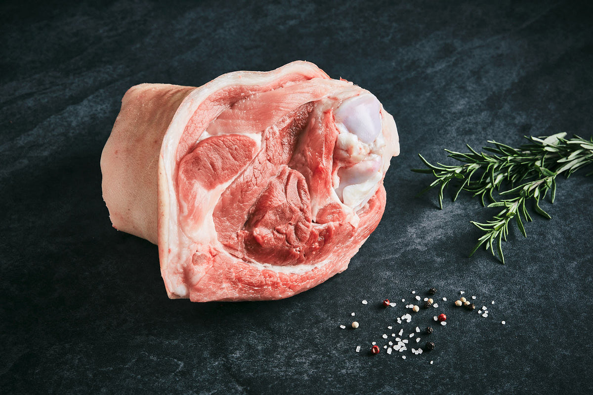 Auf dem Bild ist Land.Luft Schweinshaxe in Bio-Qualität zu sehen – saftig, aromatisch und ideal zum Braten, Schmoren oder für traditionelle Gerichte.