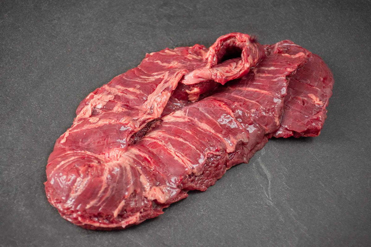 Das Bild zeigt Bio Angus Rind Skirtsteak (Kronfleisch, Saumfleisch). Das hochwertige Rindfleisch überzeugt mit intensivem Geschmack und eignet sich perfekt für Grillgerichte, Pfannengerichte oder Steakliebhaber.