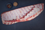 Das Bild zeigt Rippchen im St. Louis Cut, 3 kg am Stück. Das hochwertige Fleisch eignet sich perfekt zum Grillen, Schmoren oder für köstliche BBQ-Rippchen. Zart, saftig und voller Geschmack für Feinschmecker und Grillliebhaber