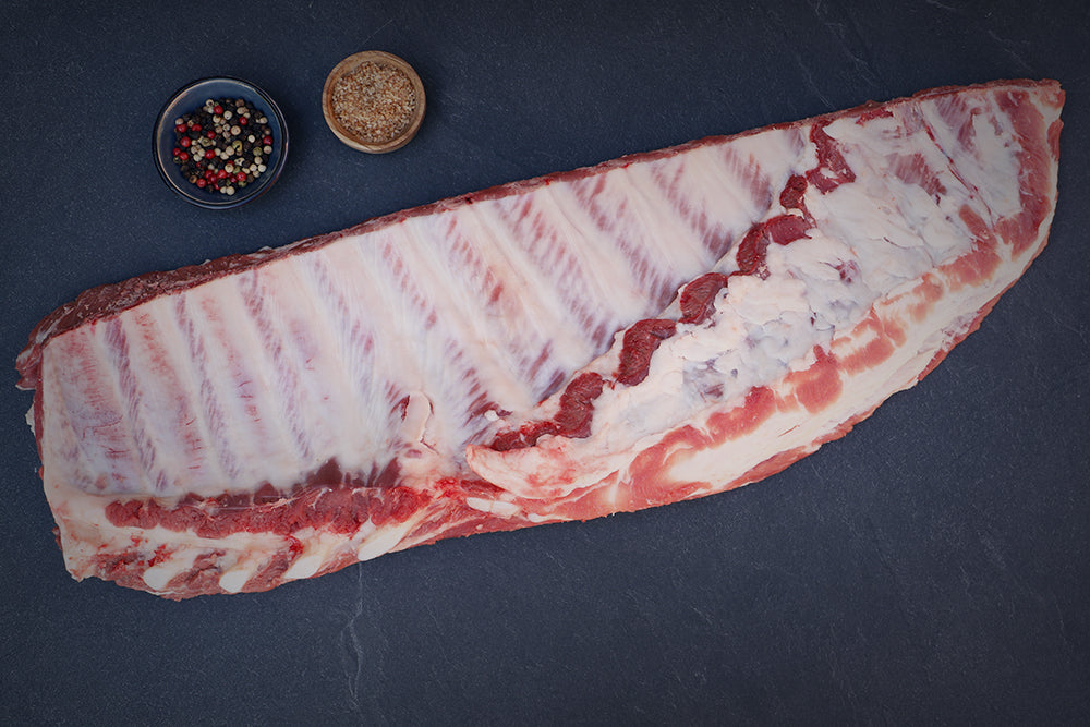Das Bild zeigt Rippchen im St. Louis Cut, 3 kg am Stück. Das hochwertige Fleisch eignet sich perfekt zum Grillen, Schmoren oder für köstliche BBQ-Rippchen. Zart, saftig und voller Geschmack für Feinschmecker und Grillliebhaber