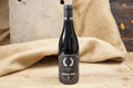 Das Bild zeigt eine Flasche Syrah Whole Bunch Groszer Wein 2020. Der hochwertige Rotwein überzeugt mit kräftigen Aromen und eignet sich perfekt zu Fleischgerichten, Käse oder für besondere Genussmomente.