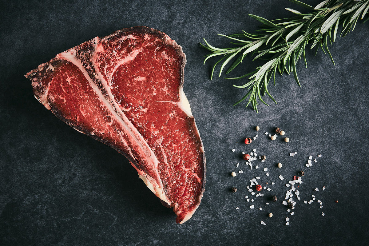 Das Bild zeigt Land.Luft Bio T-Bone Steak. Das hochwertige Rindfleisch überzeugt durch Zartheit und intensiven Geschmack und eignet sich perfekt zum Grillen, Braten oder für Gourmet-Steaks. Jetzt online kaufen und bequem nach Hause liefern lassen