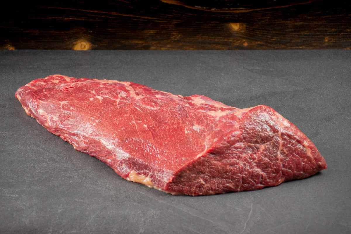 Das Bild zeigt Bio Angus Rind Tafelspitz (Siedefleisch, Tafelfleisch, Picanha, Rosenspitz). Das hochwertige Rindfleisch eignet sich perfekt für klassische Gerichte, zartes Kochen oder Braten. Ideal als Tafelspitz-Gericht mit Meerrettichsoße, Kartoffeln und Petersilie. Einfach zuzubereiten und voller Geschmack.