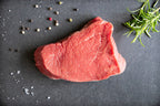 Das Bild zeigt ein Topside Steak. Das hochwertige Rindfleisch eignet sich perfekt für Pfannengerichte, Grillabende oder herzhafte Rindergerichte. Ideal für Steakliebhaber und Feinschmecker
