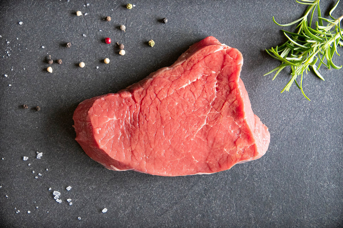 Das Bild zeigt ein Topside Steak. Das hochwertige Rindfleisch eignet sich perfekt für Pfannengerichte, Grillabende oder herzhafte Rindergerichte. Ideal für Steakliebhaber und Feinschmecker