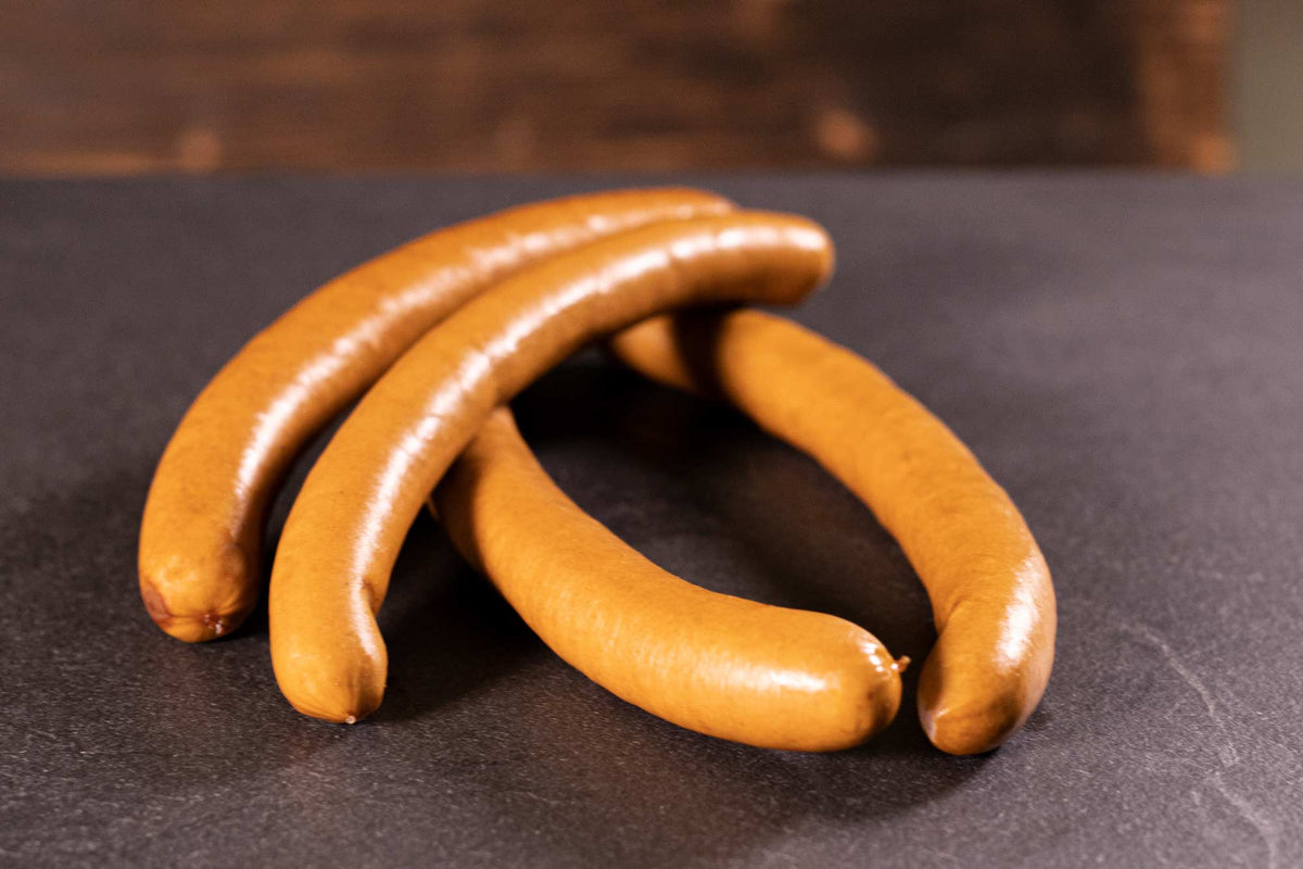 Auf dem Bild sind Land.Luft Wiener in Bio-Qualität zu sehen, ohne Nitritzusatz. Ideal als herzhafter Snack oder für Brotzeit und Wurstplatten